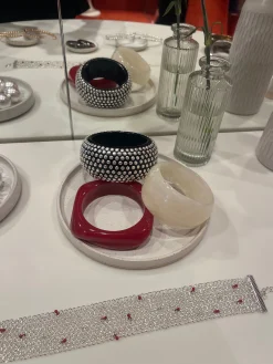 Susmie's Ribbon White Bracelet< Bracelets