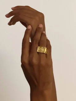 Susmie's Unusual Ring Gold< Golden