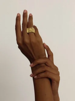 Susmie's Unusual Ring Gold< Golden